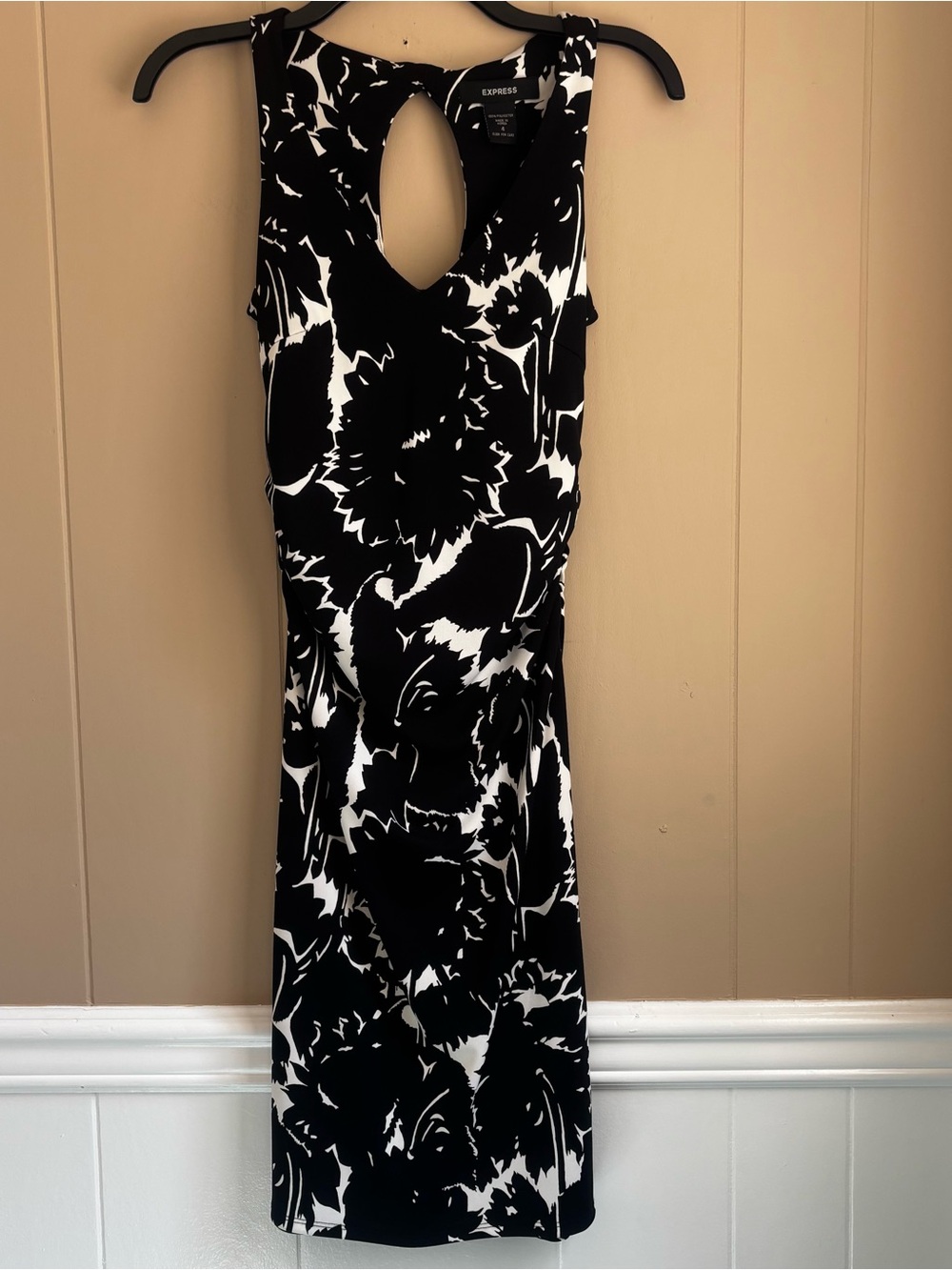 Express black & white floral dress with keyhole cutout detail. Size: 4